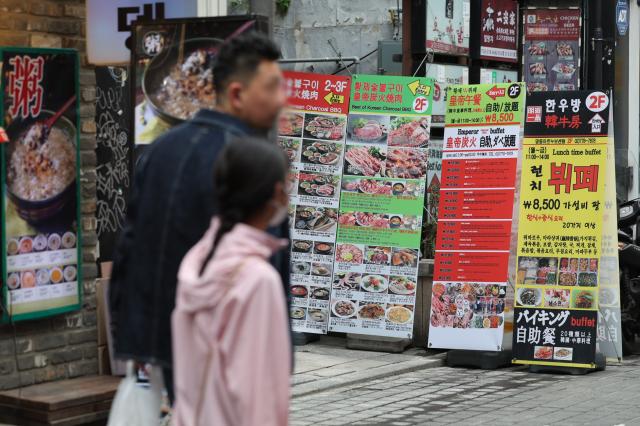 3일 서울 중구 명동거리에 설치된 식당의 음식 메뉴판사진연합뉴스