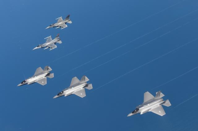공군이 2023년 7월 24일부터 28일까지 한·미 연합공중훈련 ‘쌍매훈련’을 실시했다 사진은 28일 한국 공군 F-35A 3대가 미 공군의 F-16 2대와 편대비행 하는 모습 사진공군