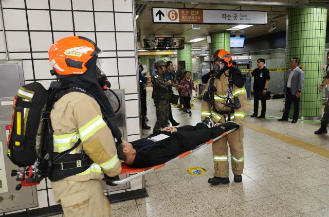 지난해 9월 서울 지하철 버티고개역에서 열린 민관군경소방 합동 화랑훈련에서 참가자들이 역내 테러로 인한 폭발 상황을 가정해 부상자 구조 훈련을 하고 있다 사진연합뉴스