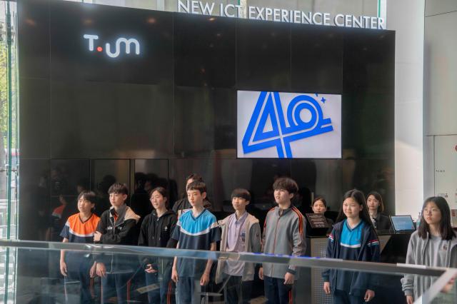 SKT는 창사 40주년을 맞아 개교 40주년이 된 서울 염창중학교 학생 26명을 본사에 위치한 ICT 체험관 티움에 초대해 글로벌 AI 컴퍼니가 만들어갈 새로운 세상을 경험하는 뜻깊은 자리를 마련했다고 밝혔다사진SK텔레콤