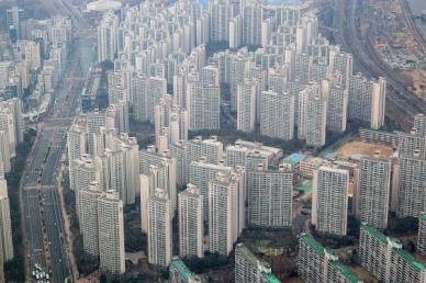 거래량과 가격 모두 고개··· 바닥론 나오는 서울 집값, 향방은?