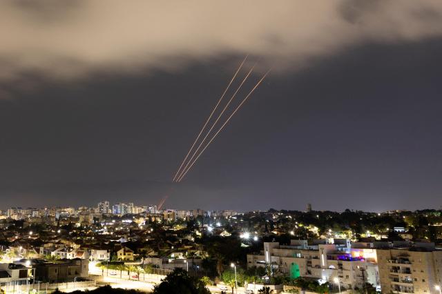 4월14일현지시간 이스라엘 남부에 있는 아스켈론에서 이란의 드론과 미사일 공격에 맞서 이스라엘의 아이언돔방공체계이 작동하고 있는 모습 사진로이터·연합뉴스