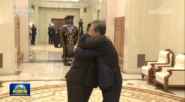 김정은 북한 국무위원장왼쪽이 북한을 방문한 중국 공산당 서열 3위 자오러지 전인대 상무위원장과 만나 포옹하고 있다  사진중국국영CCTV 뉴스 화면 갈무리