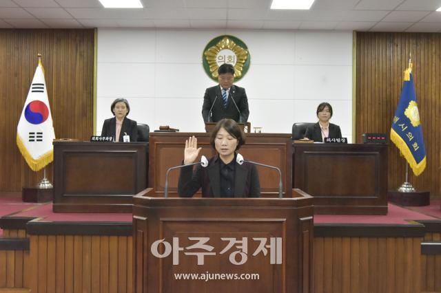 동해시의원나 선거구 보궐 선거에서 당선된 박주현 의원이 선서를 하고 있다사진동해시의회
