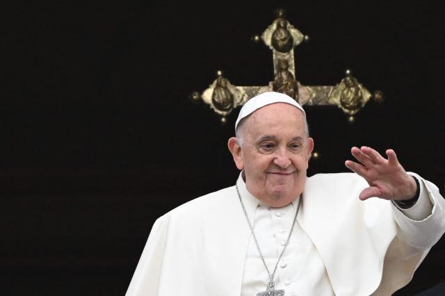 프란치스코 교황이 지난달 31일현지시간 바티칸 성 베드로 대성당에서 부활절 메시지를 발표하며 군중에게 손을 흔들고 있다 이날 프란치스코 교황은 가자지구에서의 즉각적인 휴전을 촉구했다 사진연합뉴스