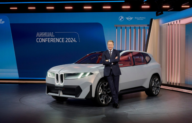 올리버 집세 BMW 그룹 회장이 오는 2025년 출시 예정인 ‘BMW 비전 노이어 클라쎄 X’ 앞에서 포즈를 취하고 있다 사진BMW 그룹 
