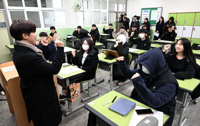 High school students in Seouls southwestern district of Yeongdeungpo Joint Press Corp