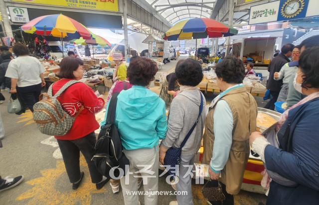 대구시 군위군과 군위전통시장 상인회는 지역을 찾은 ‘군위전통시장투어’방문객들을 맞이했다 사진대구 군위군