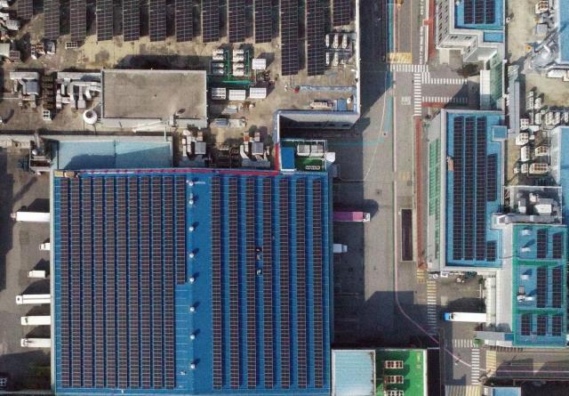 CJ제일제당 진천공장 지붕에 설치한 태양광 발전소 사진HD현대에너지솔루션
