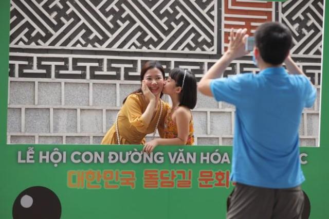 하노이에서 대표적인 한국 문화 축제로 자리 잡은 돌담길 축제 사진베트남통신사