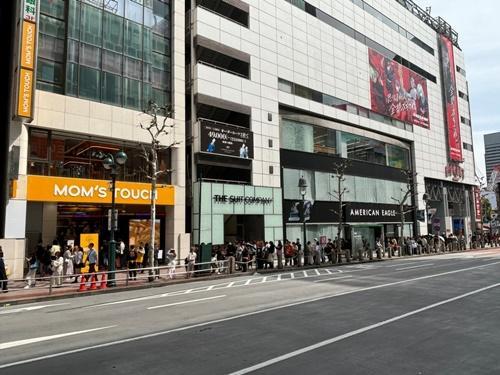 가오픈 기간 일본 도쿄 ‘시부야 맘스터치’ 매장 앞에 선 대기 고객 행렬 사진맘스터치앤컴퍼니