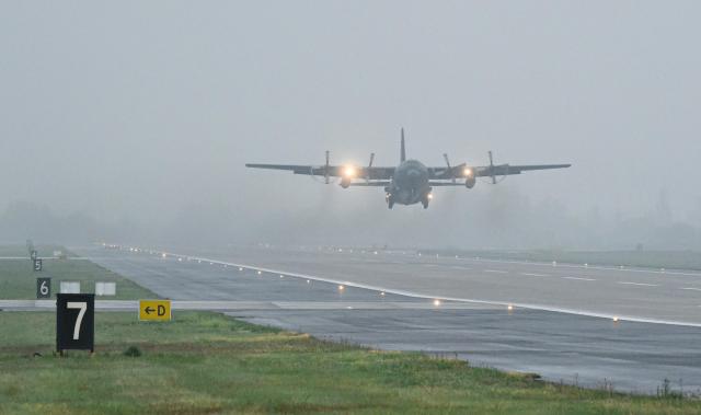 공군은 4월 19일금부터 5월 10일금까지 UAE 알 다프라 공군기지에서 실시하는 ‘2024 데저트 플래그’ 훈련에 참가한다 사진은 훈련에 참가하는 제15특수임무비행단 소속 C-130H 수송기 1대가 16일화 서울기지를 힘차게 이륙하고 있는 모습사진공군