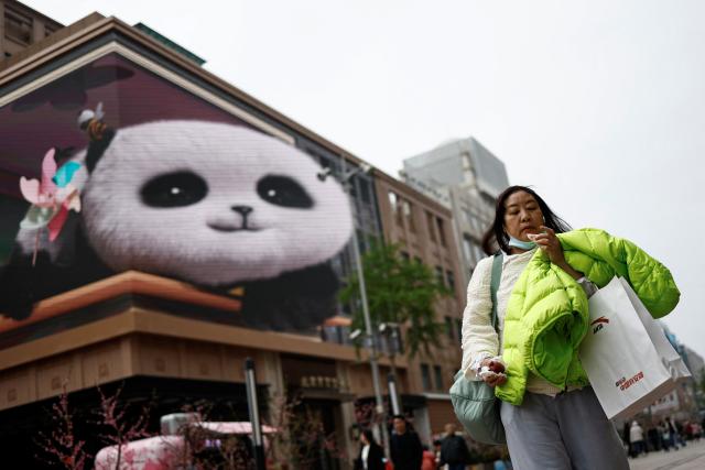한 여성이 베이징 시내 쇼핑 거리를 걷고 있다 사진로이터연합뉴스 