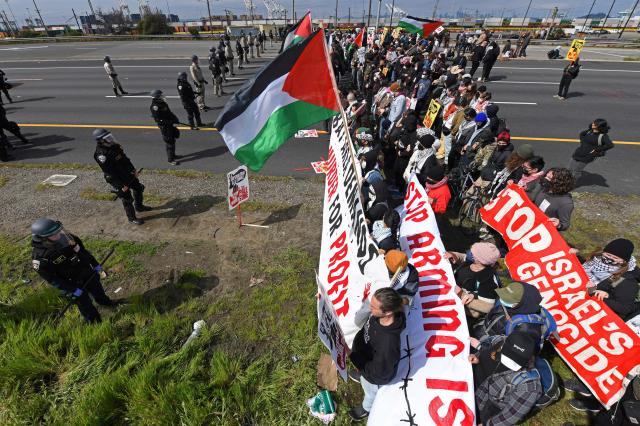 친팔레스타인 시위대가 4월 15일현지시간 캘리포니아 오클래드 인터스테이트 880번 도로에서 가자지구 전쟁에 반대하는 시위를 벌이고 있다 사진AP 연합뉴스 