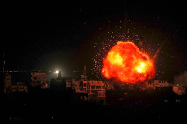 가자지구 남부 라파에서 이스라엘군의 폭격으로 시뻘건 화염이 솟구치고 있다 사진연합뉴스
