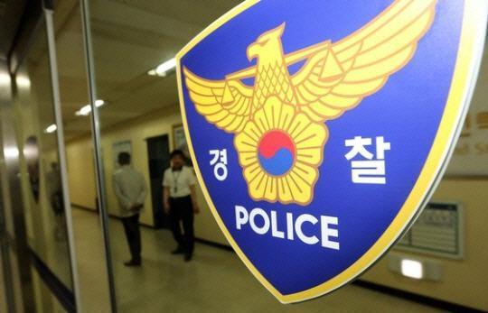 경찰서 내부에 설치된 경찰 상징물 사진연합뉴스