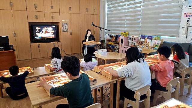 아이 키움 배움터 샌드아트 교육 모습사진밀양시