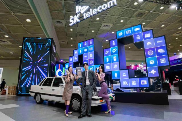 SK텔레콤이 17일부터 사흘 간 서울 코엑스COEX에서 열리는 국내 최대 ICT 전시회 ‘월드 IT 쇼 2024WIS 2024’에서 AI를 바탕으로 한 다양한 기술 및 서비스를 선보인다 사진은 SKT 전시관 입구에 이동통신 40주년을 형상화한 대형 LED 구조물이 설치된 모습사진SK텔레콤