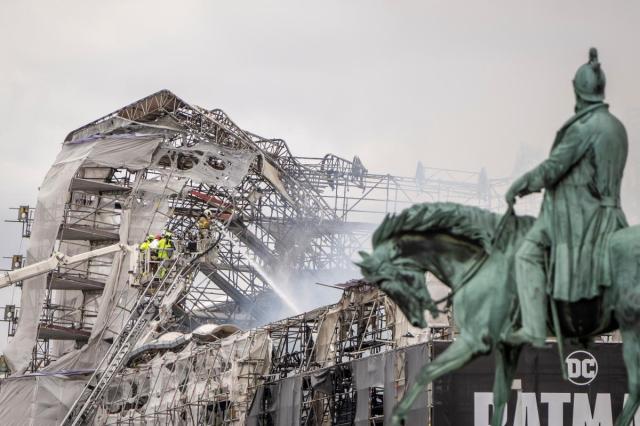 16일현지시간 덴마크 코펜하겐 증권거래소가 불에 탄 모습 사진EPA·연합뉴스
