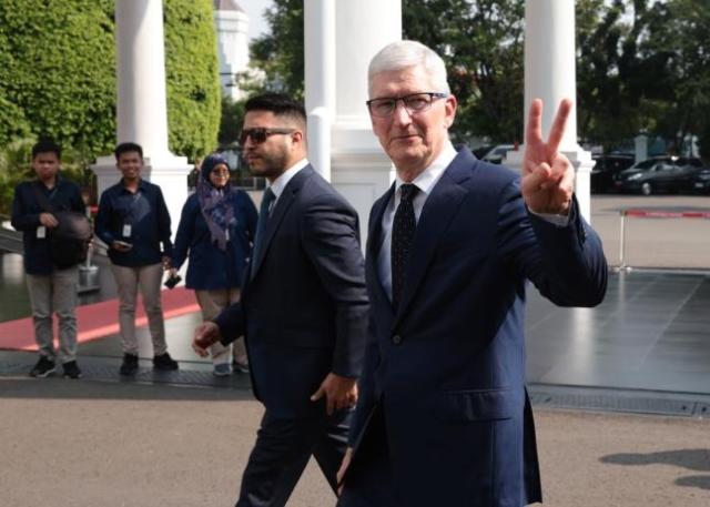 팀 쿡 애플 CEO가 17일현지시간 인도네시아 자카르타에 있는 대통령궁에 들어서고 있다 사진자카르타EPA·연합뉴스