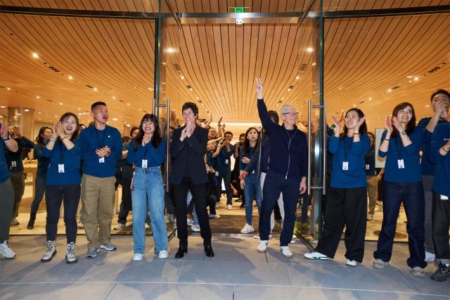 팀 쿡 애플 최고경영자CEO가 21일현지시각 중국 상하이의 새로운 플래그십 애플스토어 징안점 개장식에 참석해 인사하고 있다 사진애플 제공 