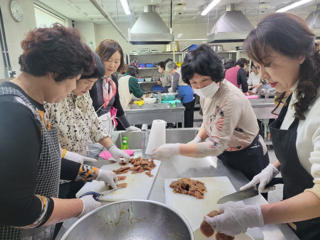 30여 명의 김천시 전통차회 회원들이 참석한 가운데 다식 만들기 특강이 개최돼 참가자들의 높은 호응속에서 수업이 진행 됐다사진김천시