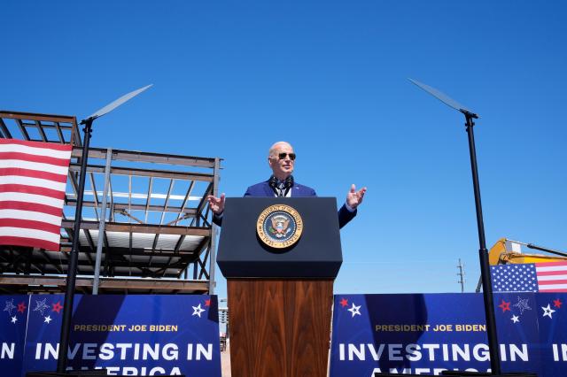 지난 달 미국 애리조나의 인텔 캠퍼스 부지를 방문해 연설하는 조 바이든 미국 대통령사진AP연합뉴스