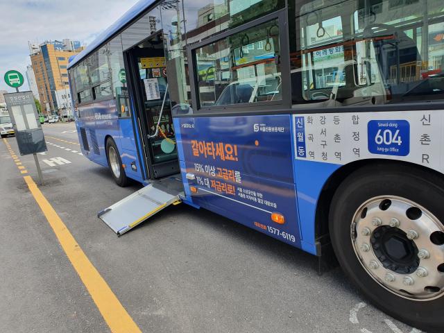 서울시는 올해안으로 서울에 저상시내버스 470대를 늘려 77까지 보급률을 올린뒤 오는 25년까지 100 달성시키기로 했다고 18일 밝혔다 사진서울시   