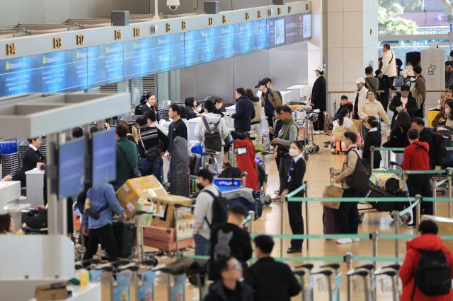 지난 1월 인천공항에서 출국을 위해 줄을 서 대기하고 있는 사람들의 모습 사진연합뉴스