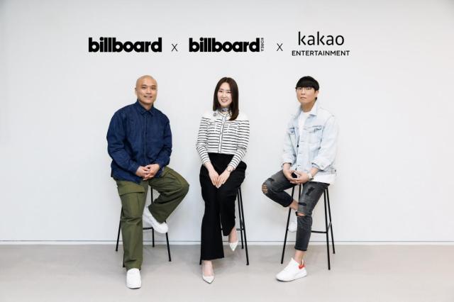 Từ trái sang Chủ tịch Billboard Mike Van nhà xuất bản Billboard Hàn Quốc Kim Yuna và đồng Giám đốc điều hành Kakao Entertainment Jang Yun-joong đang chụp một bức ảnh kỷ niệm sau khi ký kết hợp tác ẢnhKakao Entertainment