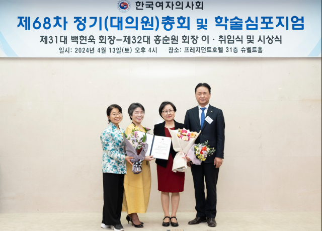박성혜 서울대병원 교수오른쪽에서 두 번째가 JW 중외제약 학술 대상’을 수상했다사진서울대병원
