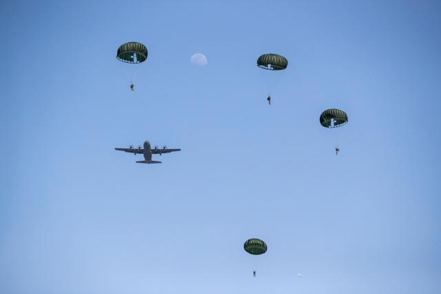  001009 한미 특전대원들이 지난 18일 오산비행장에서 연합공중침투훈련 간 강하를 실시하고 있다사진육군