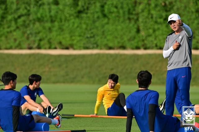 한중전에 나서는 23세 이하 한국 축구 대표팀 선수들이 황선홍 감독오른쪽의 지시에 따르고 있다 사진대한축구협회