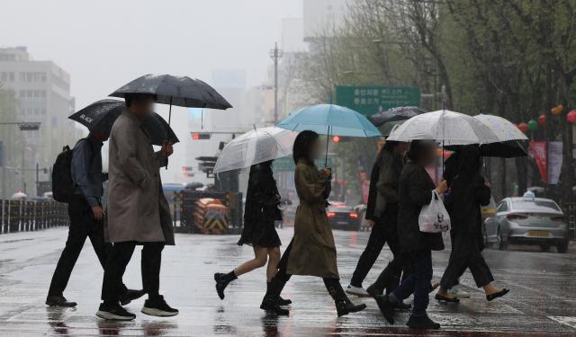전국 곳곳에 비가 내린 15일 서울 종로구청입구 사거리에서 우산을 쓴 시민들이 횡단보도를 건너고 있다 사진연합뉴스