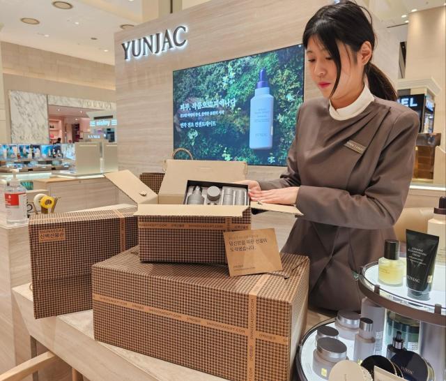 신세계백화점 직원이 신백선물관 주문 상품을 친환경 택배 상자에 포장하고 있다 사진신세계백화점