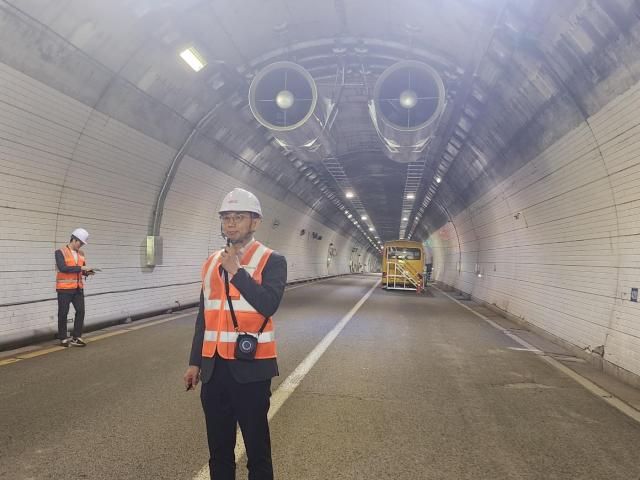 지난 17일 충북 영동 터널방재인증센터에 마련된 터널 천장에 연기를 외부로 유출시키는 케이블프리 제트팬이 설치돼 있다 사진남라다 기자