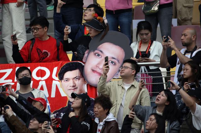 20일 F1 중국 그랑프리 대회가 열리는 상하이 인터내셔널 서킷에서 중국인 팬들이 중국인 최초 F1 카레이서 저우관위를 응원하고 있다 사진AFP 연합뉴스 