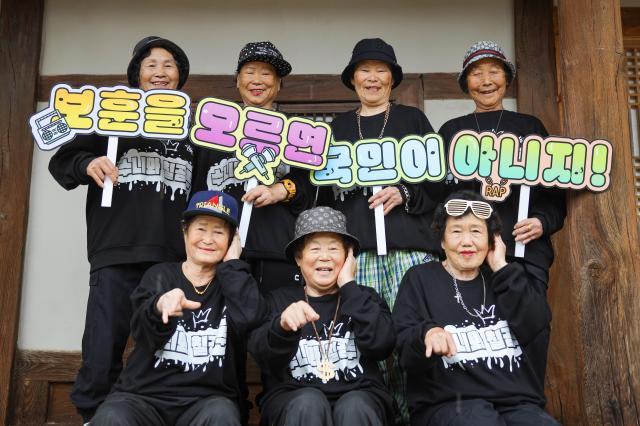 수니와 칠공주 할머니들이 대구지방보훈청 뮤직 비디오 제작에 앞서 조선시대 양반 가옥인 칠곡군 지천면 경수당에서 기념 촬영을 하고 있다사진칠곡군