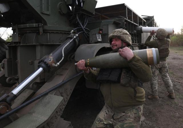 우크라이나군이 전선에서 자주포로 공격하는 모습 사진AFP 연합뉴스