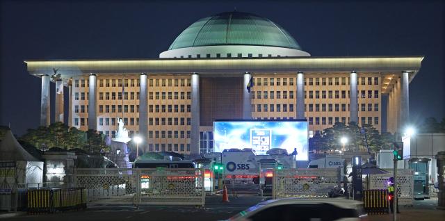 410 총선 투표일인 10일 밤 서울 여의도 국회 앞에 각 방송국의 중계차가 주차되어 있다 사진연합뉴스