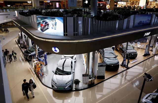 중국 베이징의 한 소핑몰에 중국 전기차 모델들이 전시된 모습 사진로이터연합뉴스