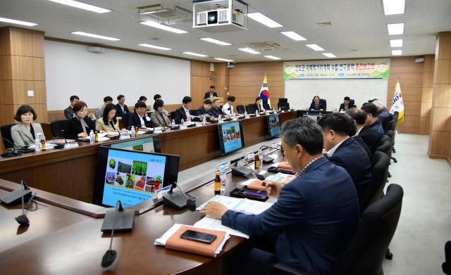 진도군이 지난 19일 먹거리 체계 구축에 따른 관계자들의 공감대를 형성하고 현실문제 반영을 위한 의견을 모았다사진진도군