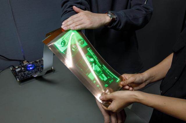 LG디스플레이가 지난 2022년 공개한 세계 최초의 12인치 고연신 고해상도의 스트레처블 디스플레이사진LG디스플레이