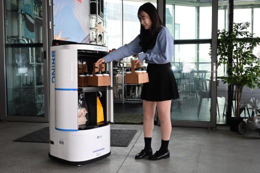LG电子凭借AI机器人"CLOi Servebot" 推动配送服务领域的数字化转型