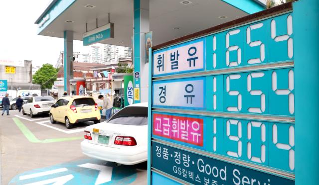 지난 21일 서울의 한 주유소에 휘발유·경유 가격이 게시되어 있다 사진연합뉴스