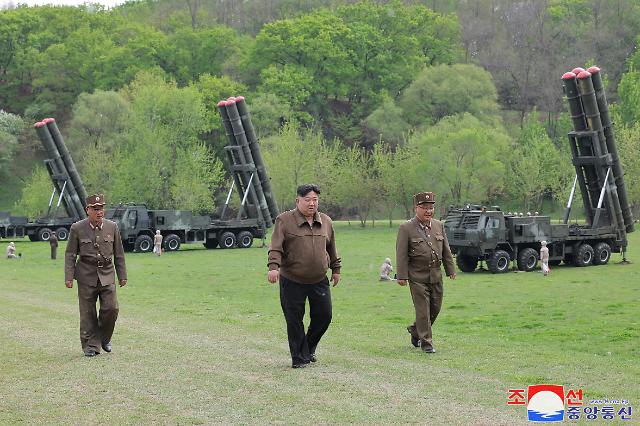 朝鲜实施超大型火箭炮核反击训练 金正恩现场指导