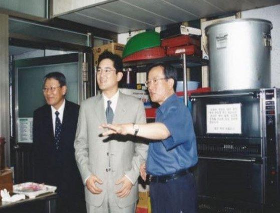 이재용가운데 삼성전자 회장당시 상무이 2003년 6월 서울 영등포 요셉의원을 방문한 자리에서 고故 선우경식오른쪽 원장의 안내를 받아 목욕실·세탁실·이발실을 둘러보고 있다 사진위즈덤하우스 제공