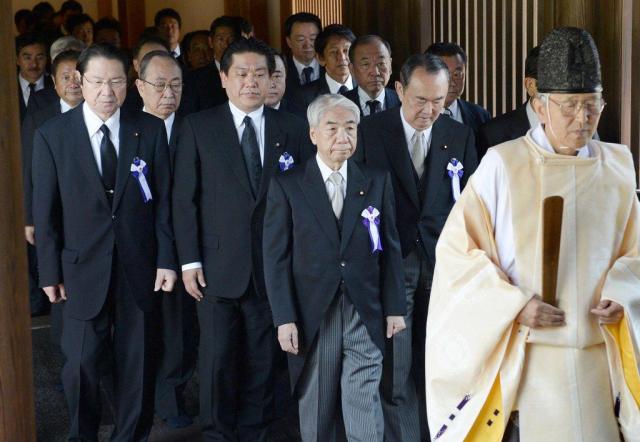 지난 2013년 야스쿠니신사를 참배하는 일본 정치인들 사진교도통신 연합뉴스