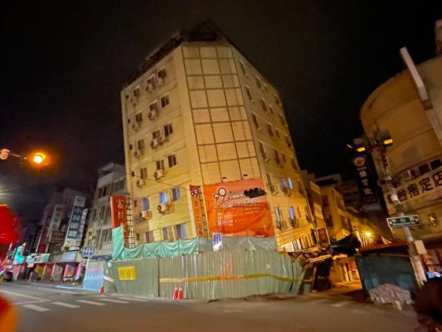 22일 밤23일 오전까지 대만 동부에서 발생한 연이은 지진으로 기울어진 호텔사진CNAAFP연합뉴스