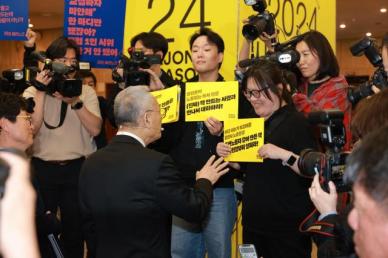 유인촌 장관, 팻말 시위 나선 출판노동조합에 일정 조율해 만나자 약속